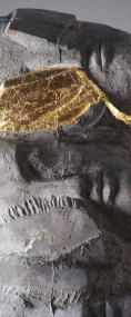 Klone ; Beton, vergoldet; H. 310 cm; 2005