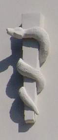 Äskulapstäbe am linken Risalith, Polymerstuck/Silikatfarbe; H: 145 cm; 2005