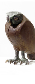 Eule; Mahagonni, Bronze, Stein; H. 16 cm; 1998