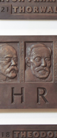 Tafel der Ehrenmitglieder der Berliner Medizinischen Gesellschaft; Bronze, 6-teilig; 95 x 210 cm; 2010; Langenbeck-Virchow-Haus, Luisenstraße; Berlin